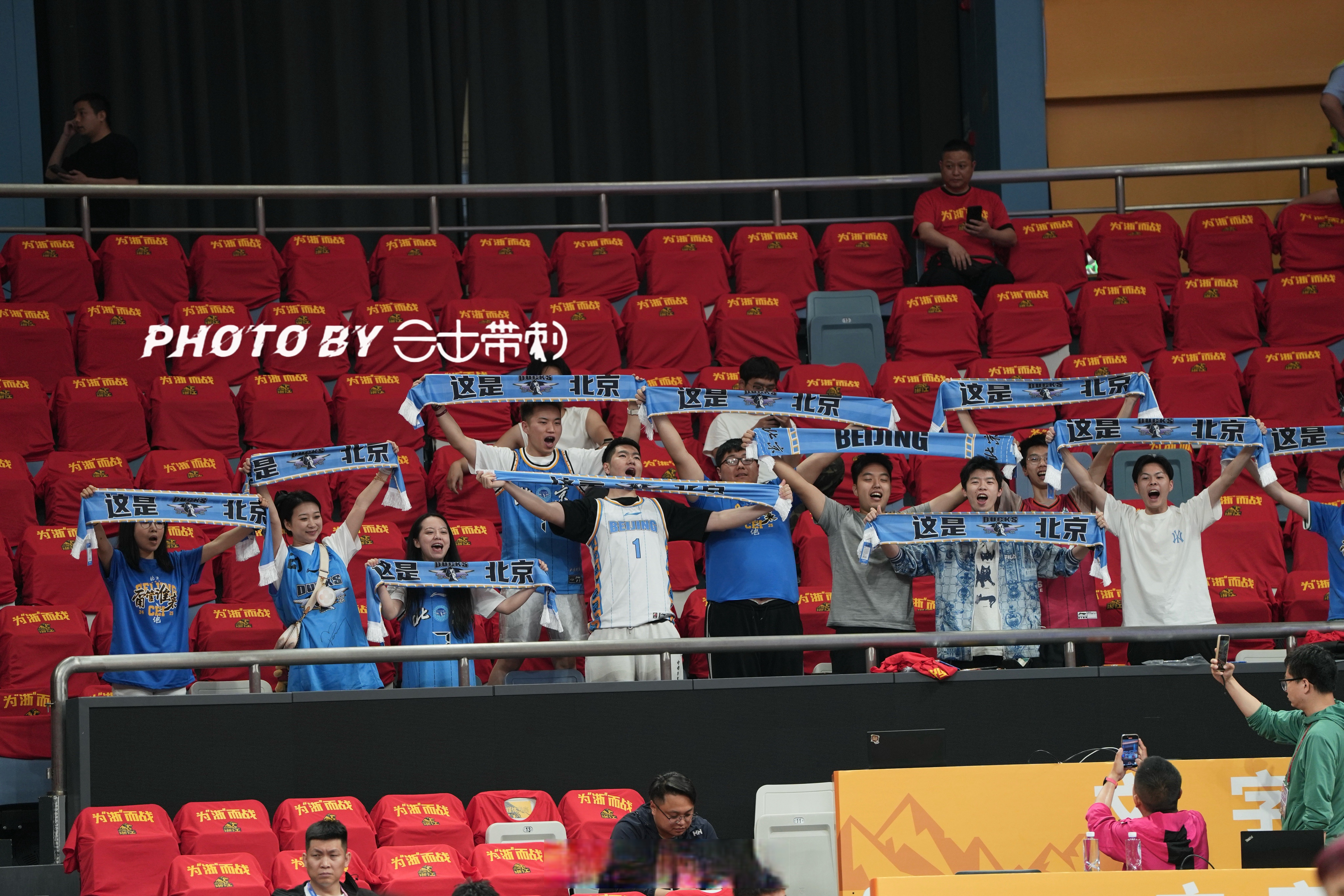 深圳队鏖战北京队,米切尔统治全场 深圳队鏖战北京队,米切尔统治全场